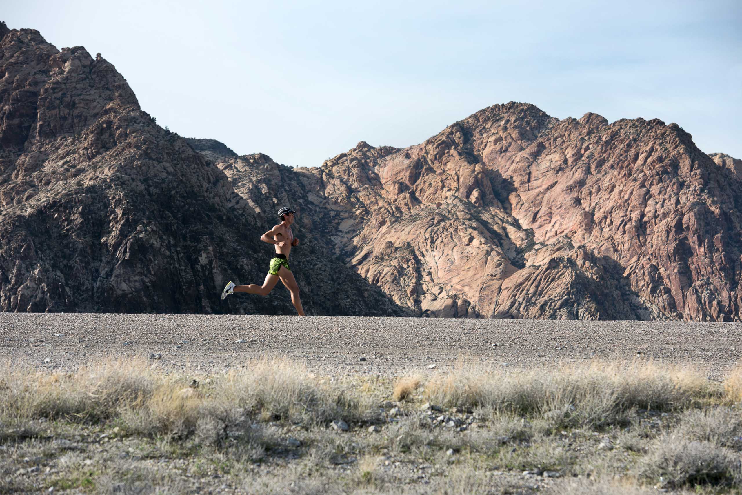 The Speed Project - Christian Brecheis - Borderlands Trail Running-3 Runner in the dessert of the western united states with mountain behind